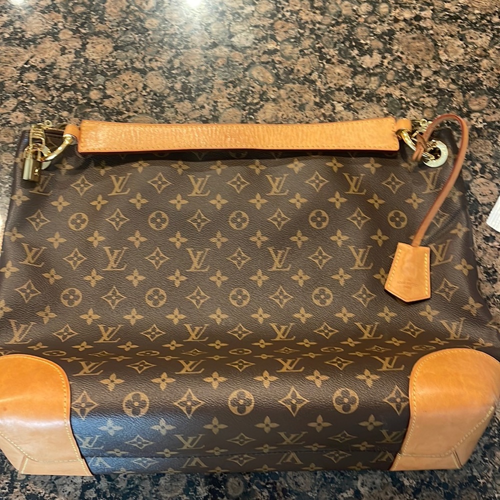 Authentic LOUIS VUITTON monogram Berri MM